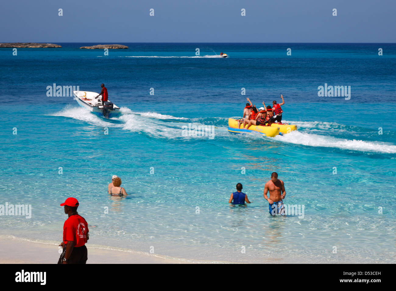 Plage de sable fin sur Paradise Island, Nassau, Bahamas Banque D'Images