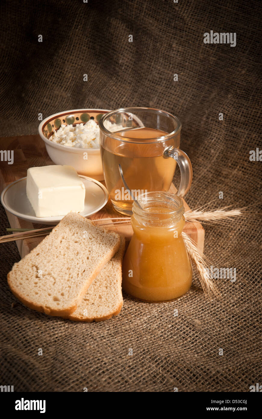 Repas équilibré avec du pain, de thé et de céréales Banque D'Images