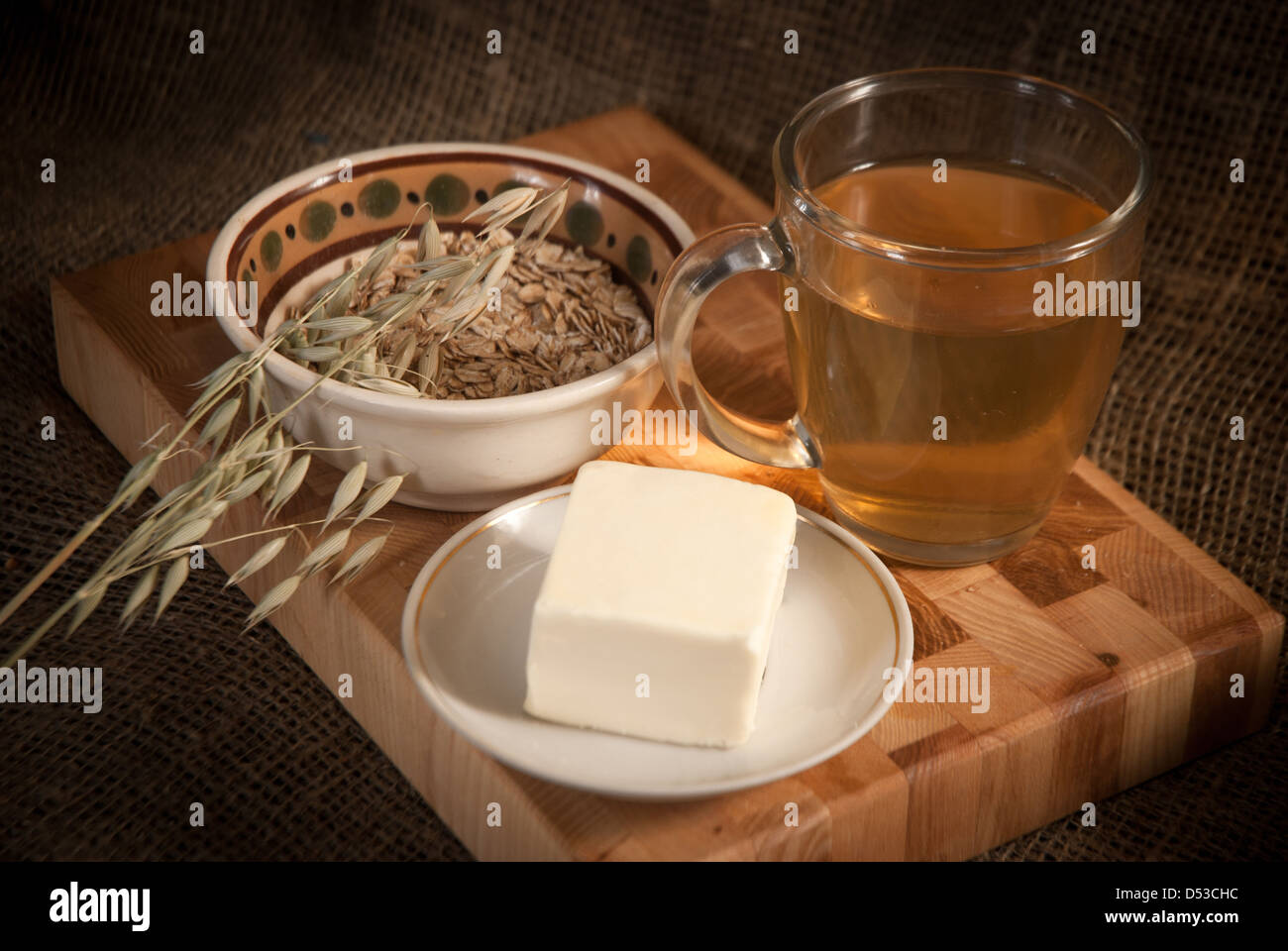 Repas équilibré avec du pain, de thé et de céréales Banque D'Images