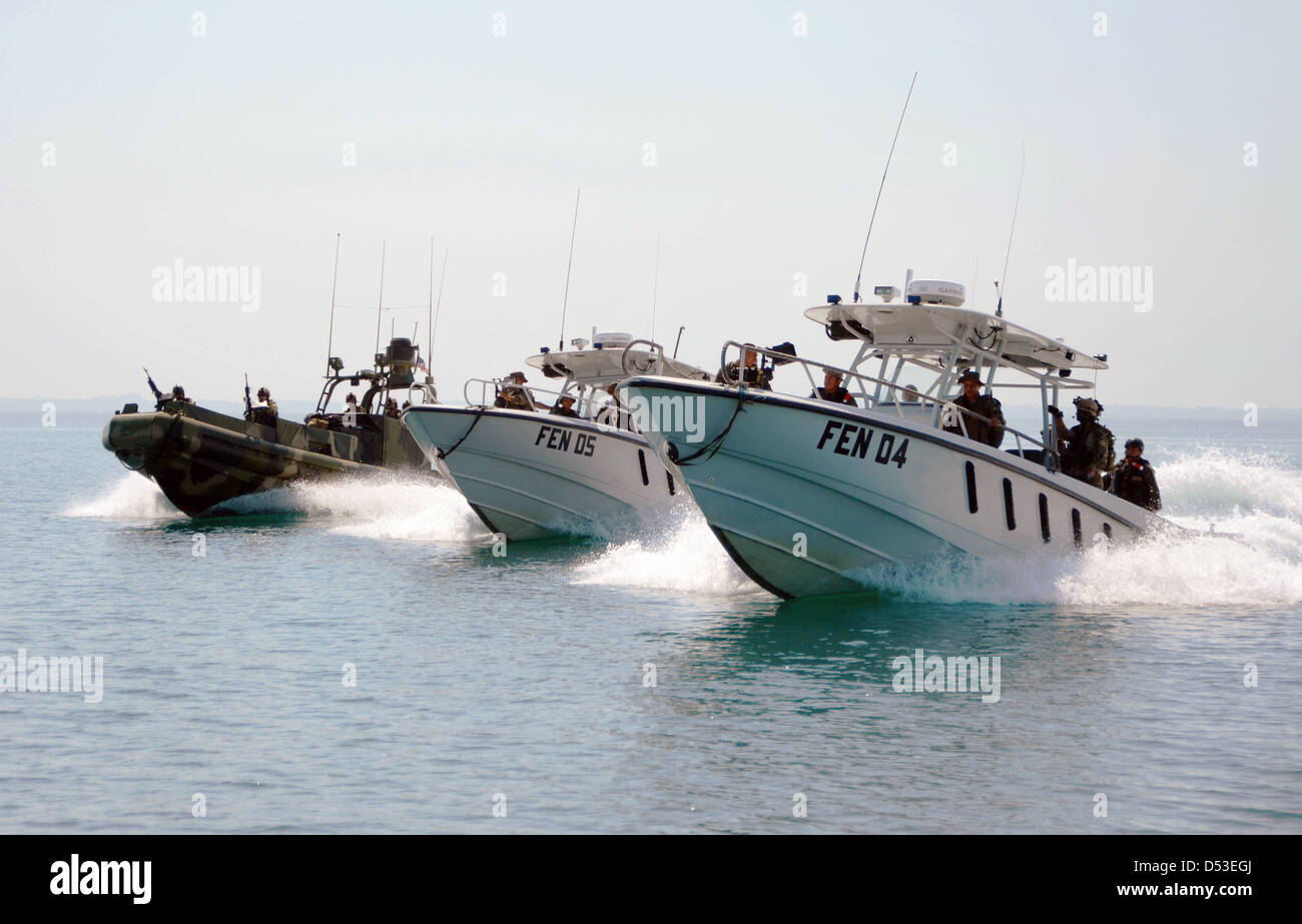 Les marins de la Marine américaine et la marine des forces spéciales guatémaltèques pratique formations tactiques sur l'eau au cours des exercices du sud station de partenariat le 18 mars 2013 près de Santo Tomas de Castilla, au Guatemala. Banque D'Images