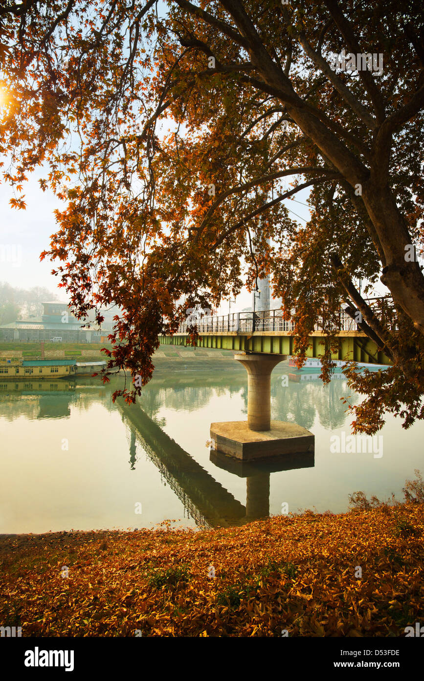 Pont sur la rivière, de la rivière Jhelum, Srinagar, Jammu-et-Cachemire, l'Inde Banque D'Images