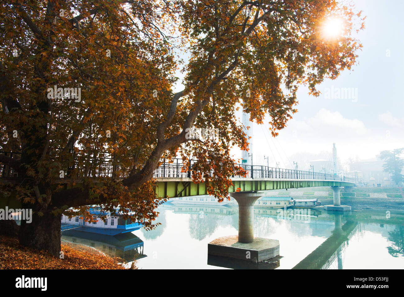 Pont sur la rivière, de la rivière Jhelum, Srinagar, Jammu-et-Cachemire, l'Inde Banque D'Images