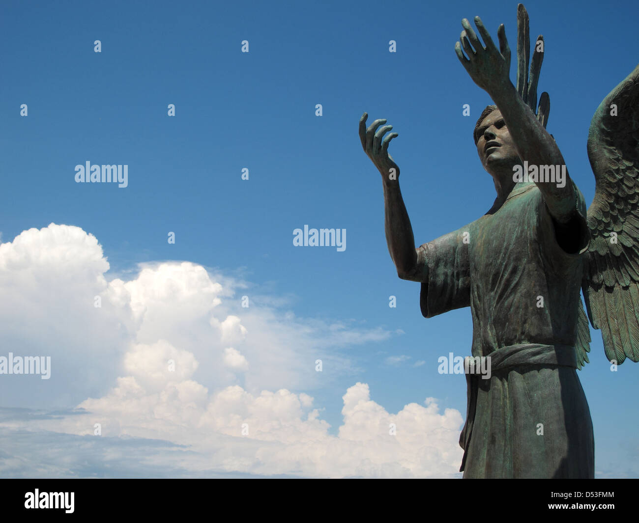 Statue ange avec ciel bleu et nuages Banque D'Images