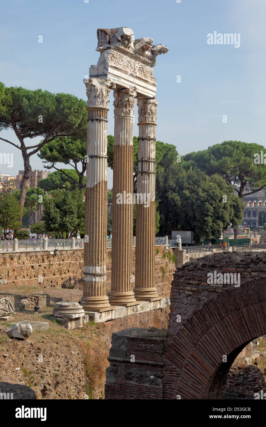 Trois colonnes du temple de de Castor et Pollux dans le Forum Romain. Banque D'Images