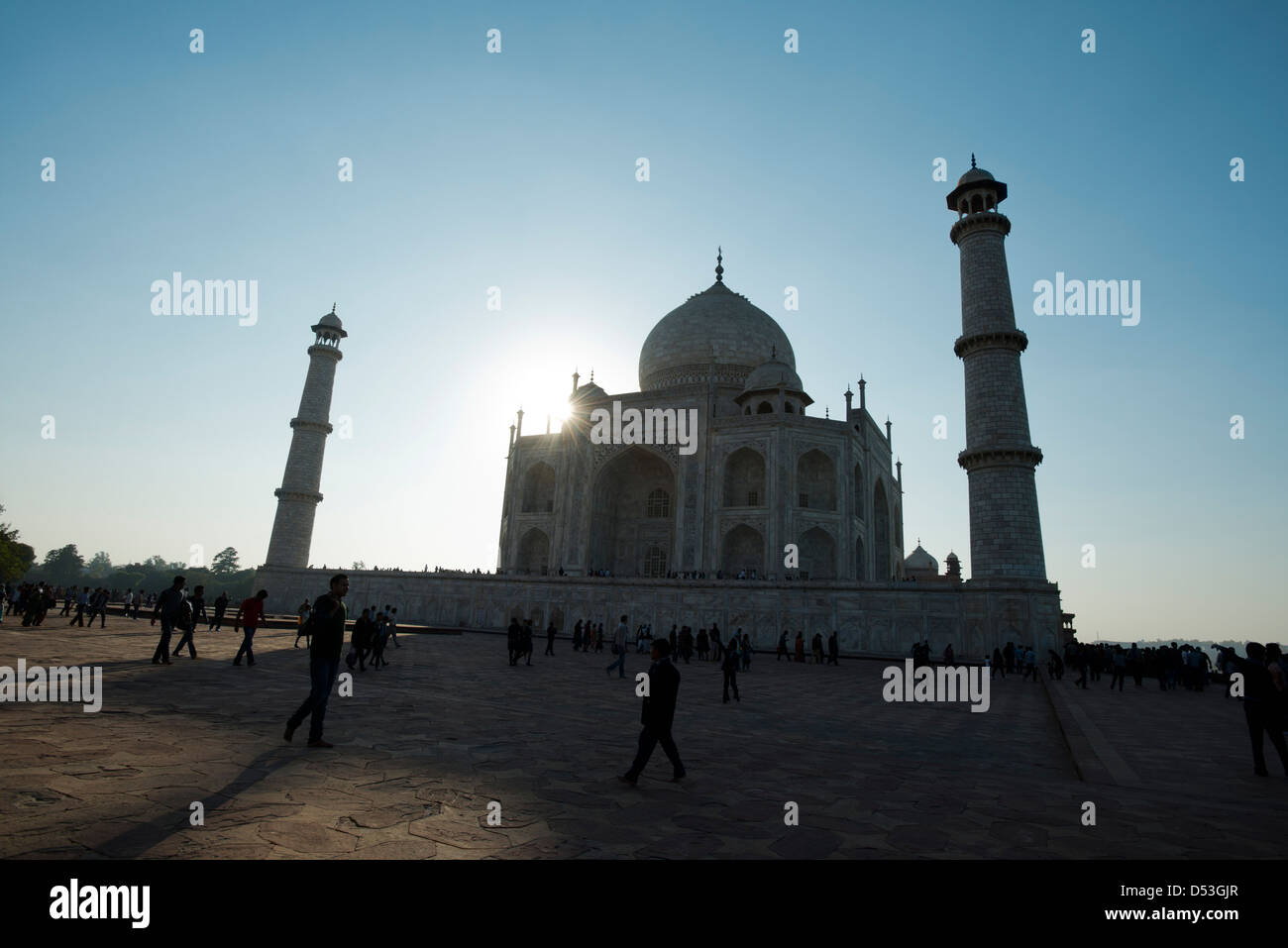 Les touristes au Taj Mahal, Agra, Uttar Pradesh, Inde Banque D'Images