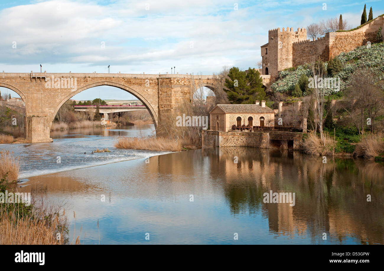 Toledo - San Martin s'épouse ou pont de san Maritn dans la lumière du matin Banque D'Images