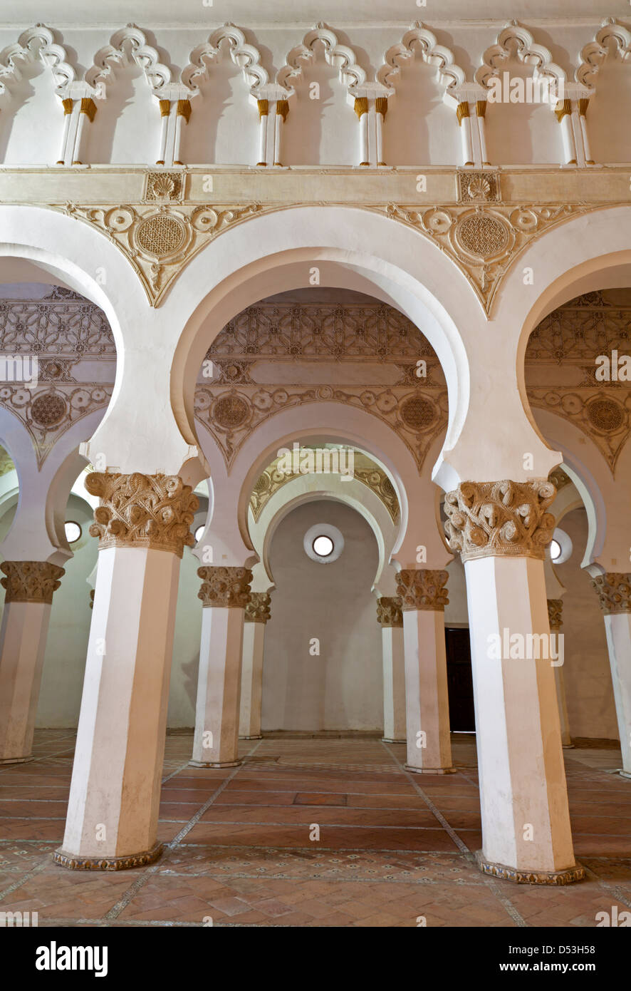 TOLEDO - 8 mars : archs mudéjar à partir de la Synagogue Santa Maria la Blanca. Banque D'Images