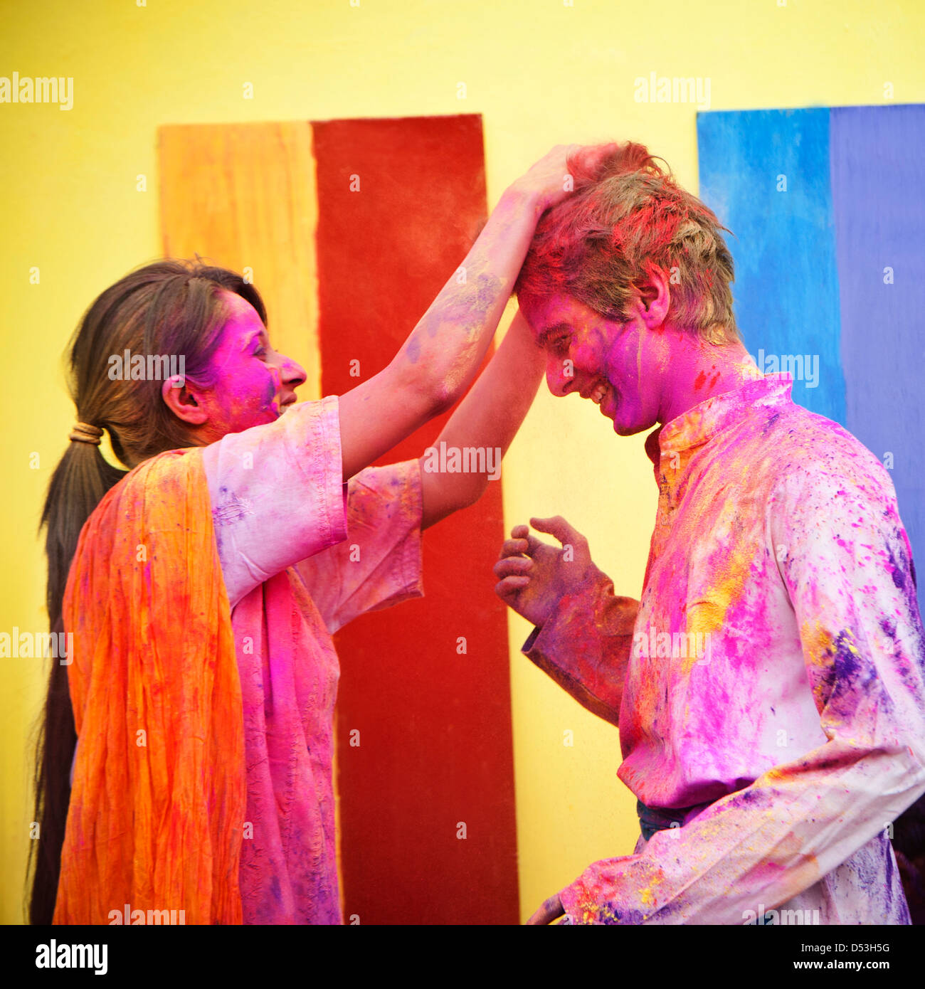 Les amis de célébrer Holi Banque D'Images