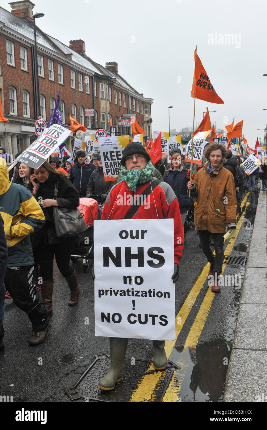 Barnet, London, UK. 23 mars 2013. Les manifestants avec des banderoles et des pancartes sur la marche contre la privatisation des services publics à Barnet. Protestation à Barnet contre la privatisation des services publics par Barnett Conseil. Crédit : Matthieu Chattle / Alamy Live News Banque D'Images