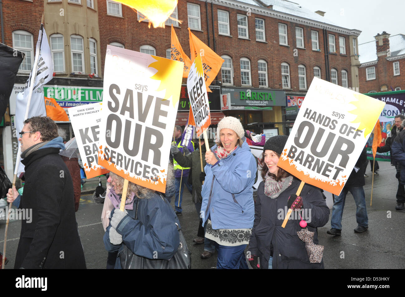 Barnet, London, UK. 23 mars 2013. Les manifestants avec des banderoles et des pancartes sur la marche contre la privatisation des services publics à Barnet. Protestation à Barnet contre la privatisation des services publics par Barnett Conseil. Crédit : Matthieu Chattle / Alamy Live News Banque D'Images