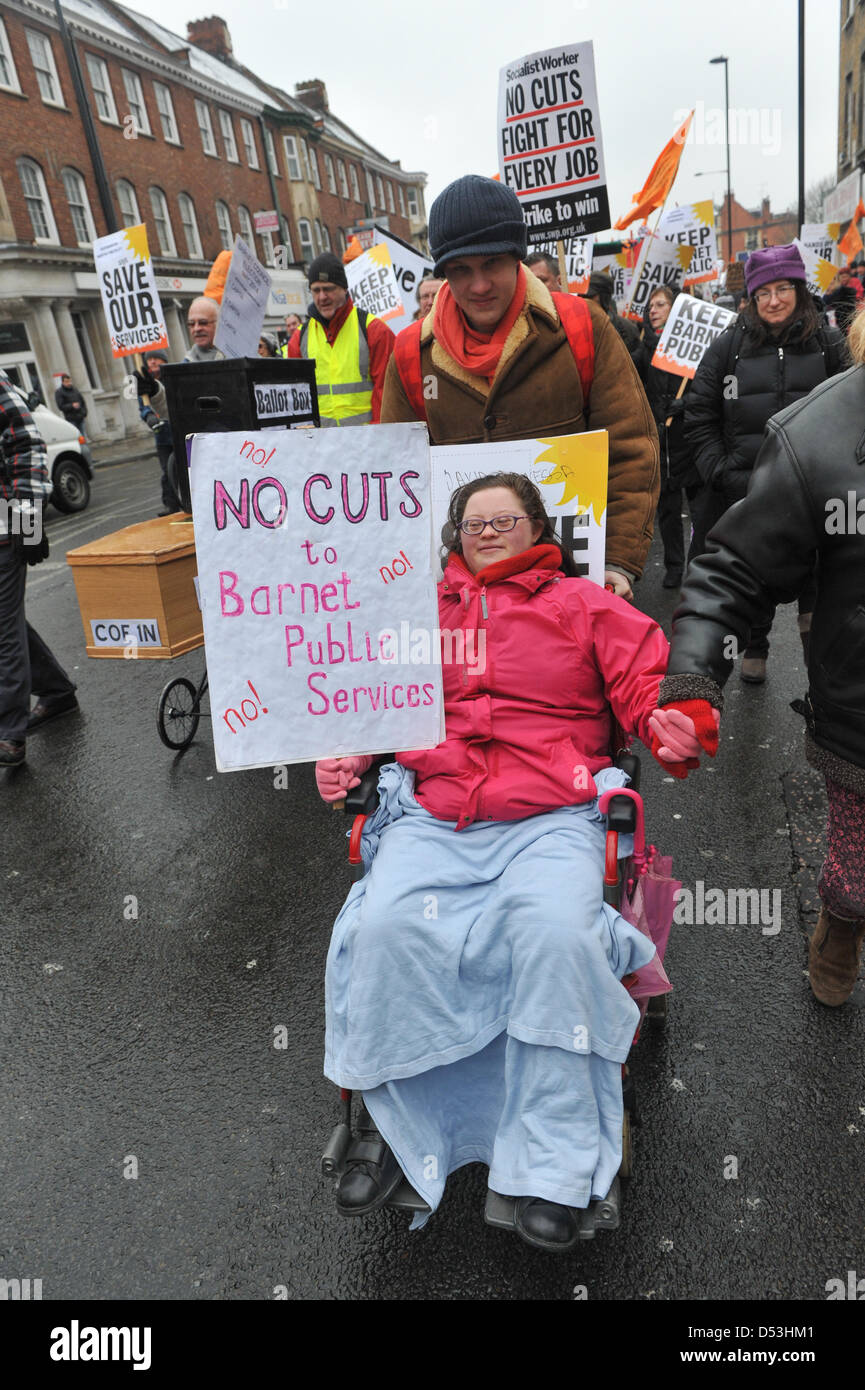 Barnet, London, UK. 23 mars 2013. Les manifestants avec des banderoles et des pancartes sur la marche contre la privatisation des services publics à Barnet. Protestation à Barnet contre la privatisation des services publics par Barnett Conseil. Crédit : Matthieu Chattle / Alamy Live News Banque D'Images