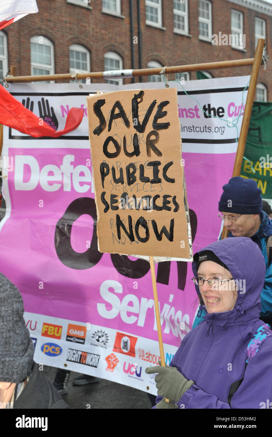 Barnet, London, UK. 23 mars 2013. Les manifestants avec des banderoles et des pancartes sur la marche contre la privatisation des services publics à Barnet. Protestation à Barnet contre la privatisation des services publics par Barnett Conseil. Crédit : Matthieu Chattle / Alamy Live News Banque D'Images