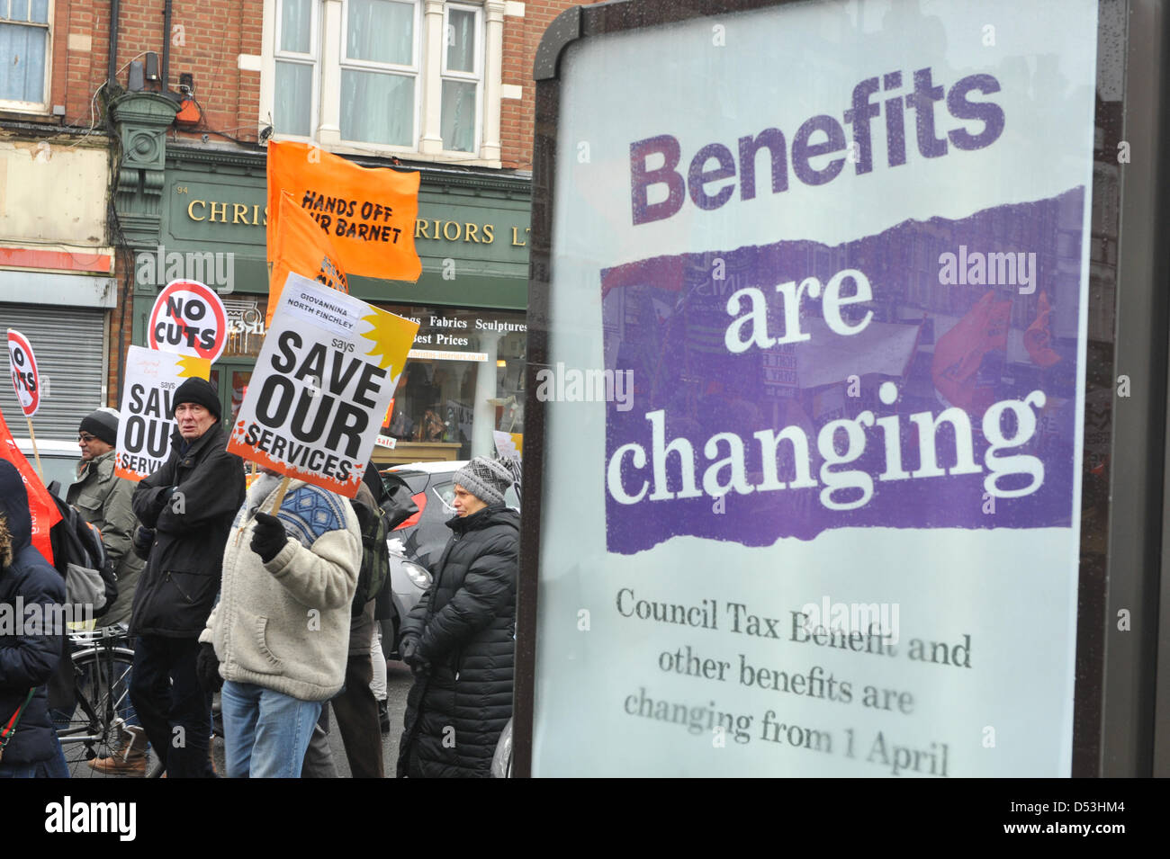 Barnet, London, UK. 23 mars 2013. Les manifestants avec des banderoles et des pancartes sur la marche contre la privatisation des services publics à Barnet. Protestation à Barnet contre la privatisation des services publics par Barnett Conseil. Crédit : Matthieu Chattle / Alamy Live News Banque D'Images