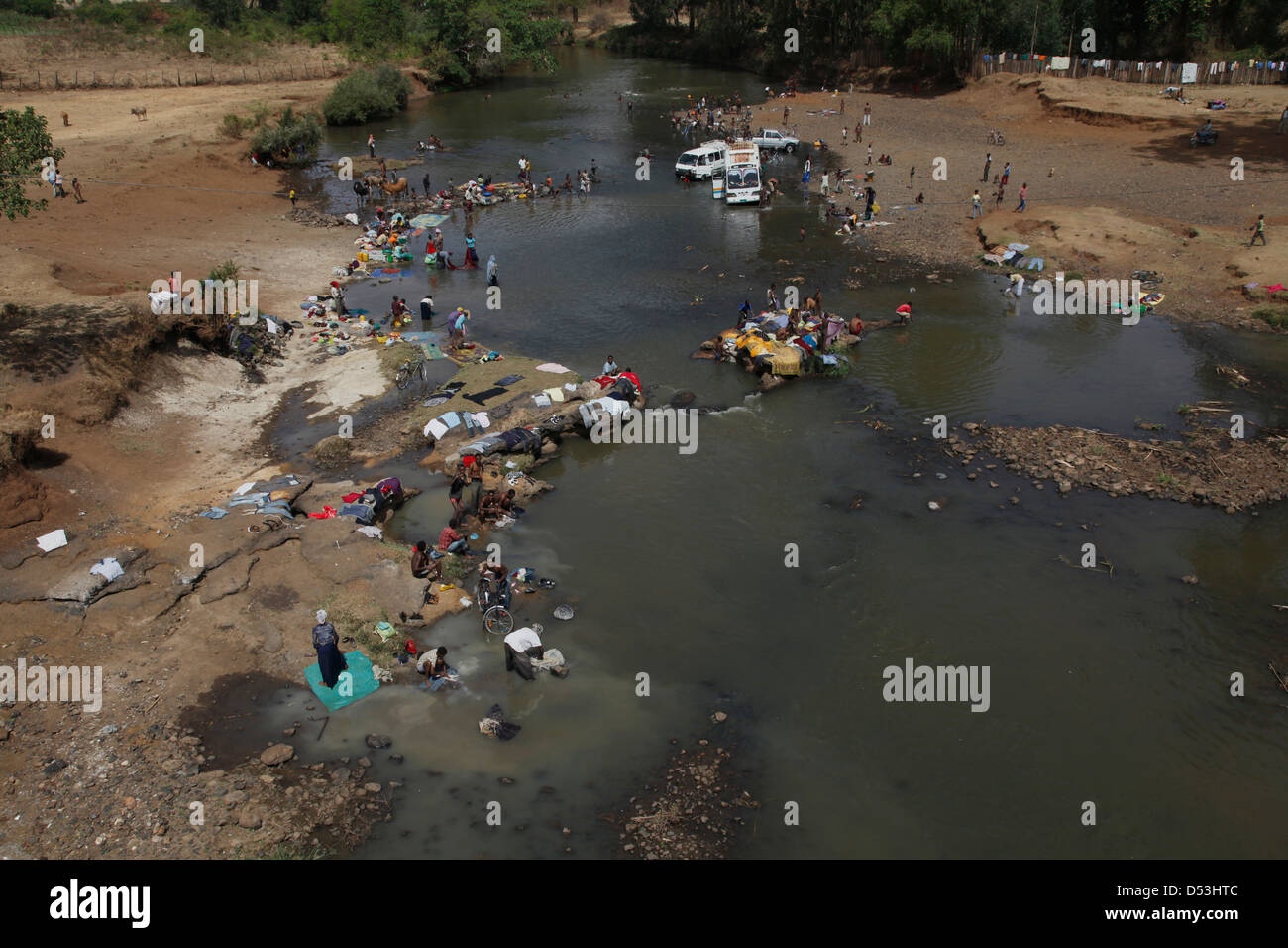 La population locale et de faire laver leur linge dans une rivière dans les hautes terres de l'Éthiopie, l'Afrique Banque D'Images