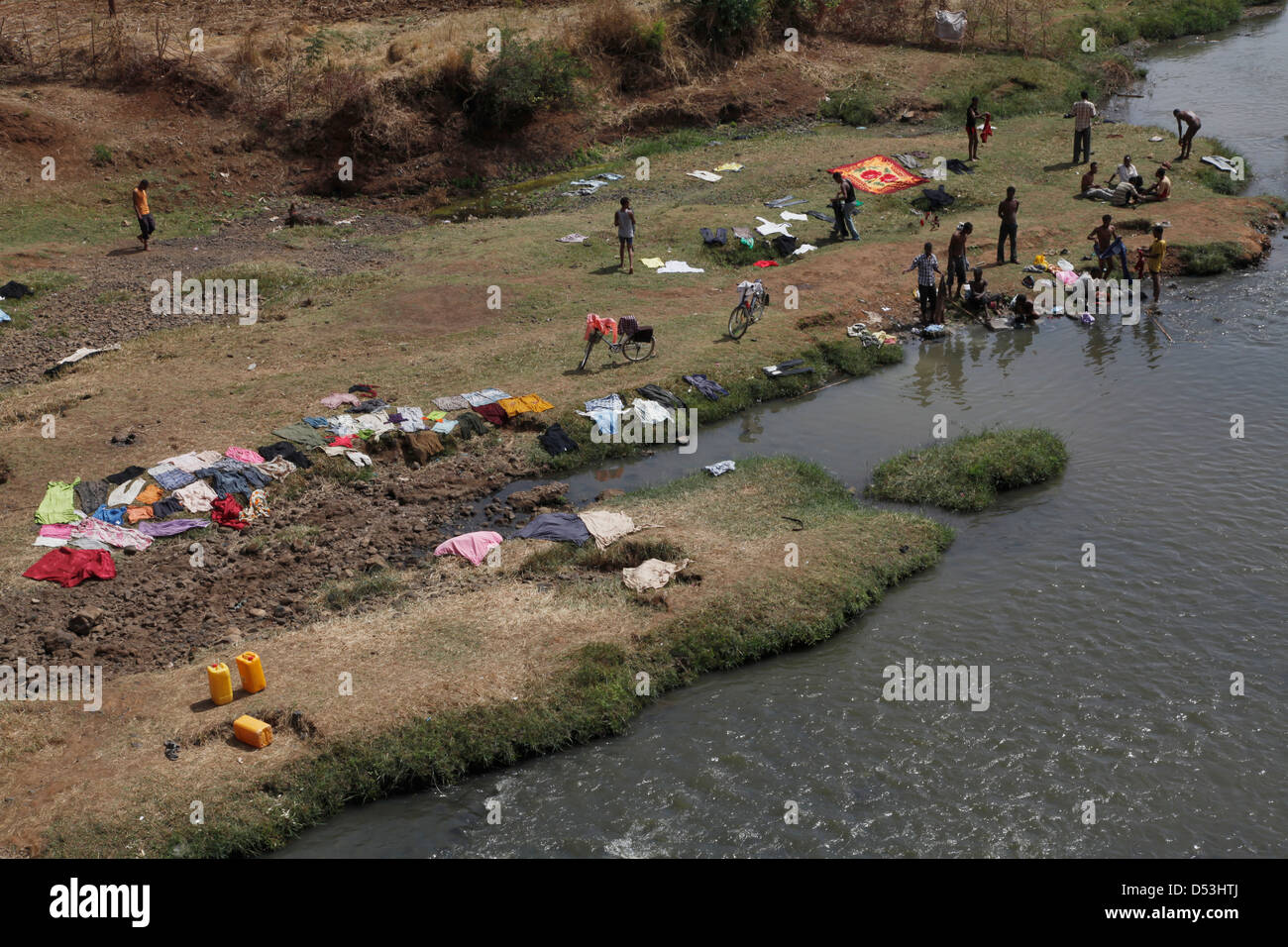 La population locale et de faire laver leur linge dans une rivière dans les hautes terres de l'Éthiopie, l'Afrique Banque D'Images