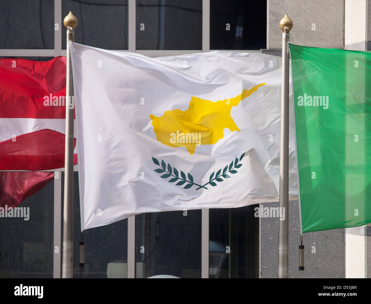 Brandissant le drapeau de Chypre en face de l'UE Parlement européen à Bruxelles. Banque D'Images