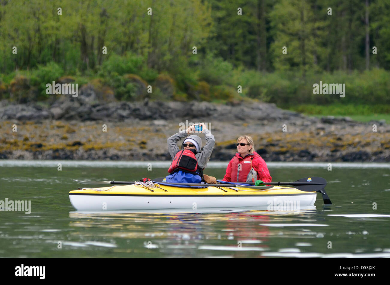 Kayakiste de mer Prendre photo, sud-est de l'Alaska. Banque D'Images