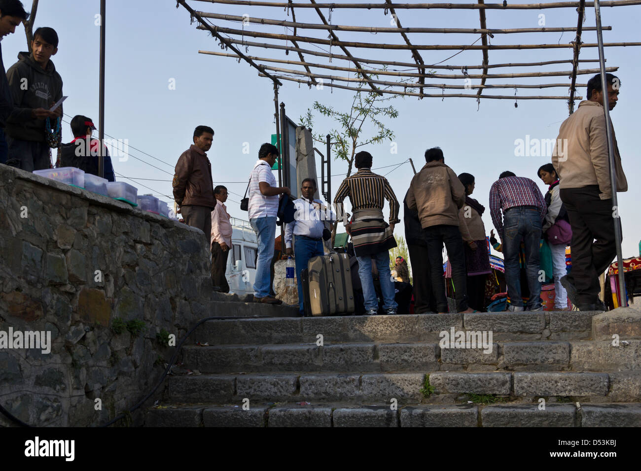 Les habitants et les touristes debout en haut des marches près du lac Dal à Srinagar, sur les rives du lac Banque D'Images