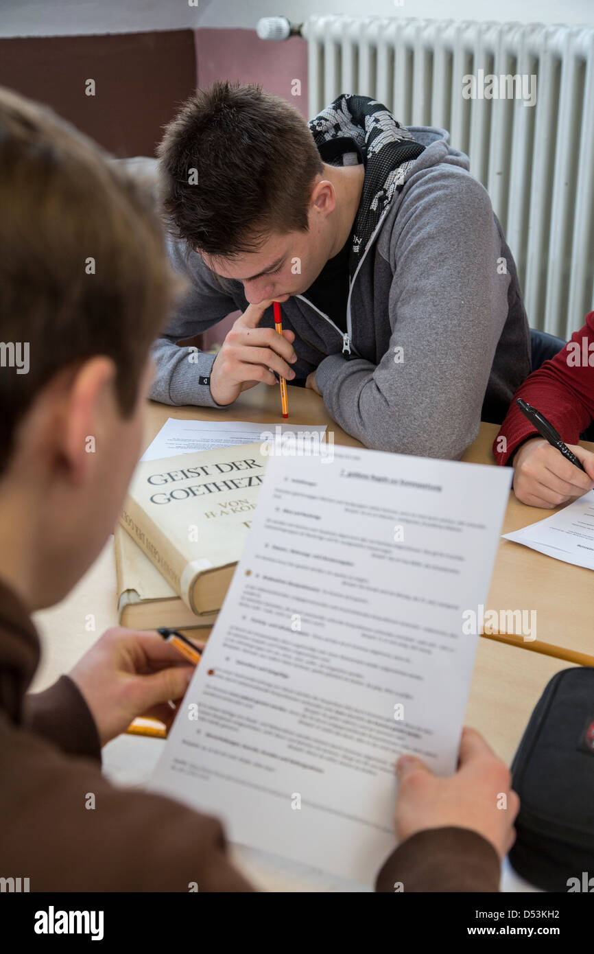 Les étudiants d'une école secondaire, en classe, lors d'une leçon. Banque D'Images