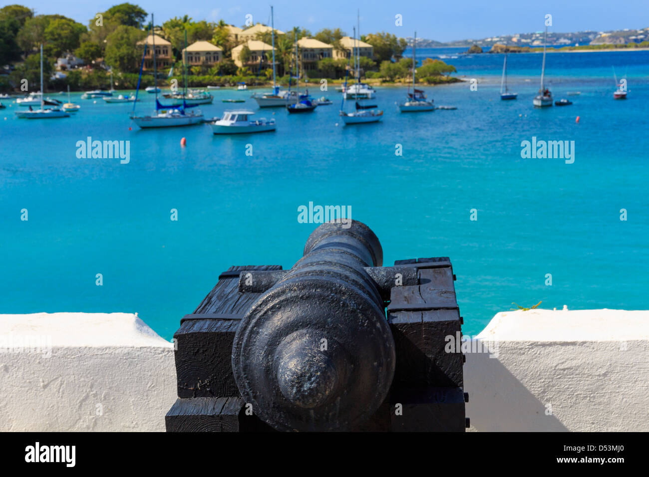 Cannon pointant sur des navires dans la mer des Caraïbes Banque D'Images