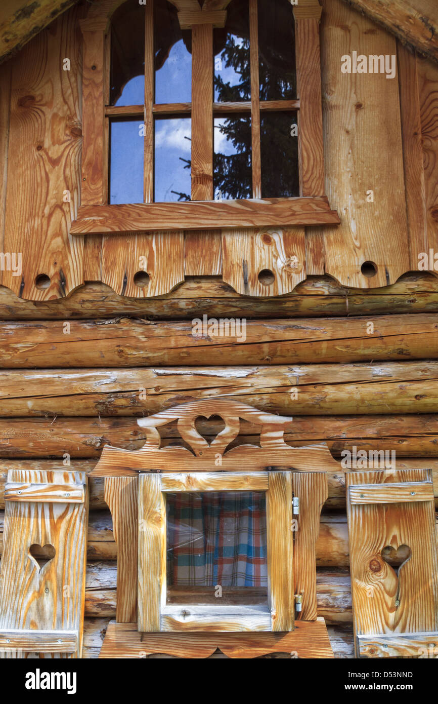 Cabane en bois dans les Alpes européennes Banque D'Images