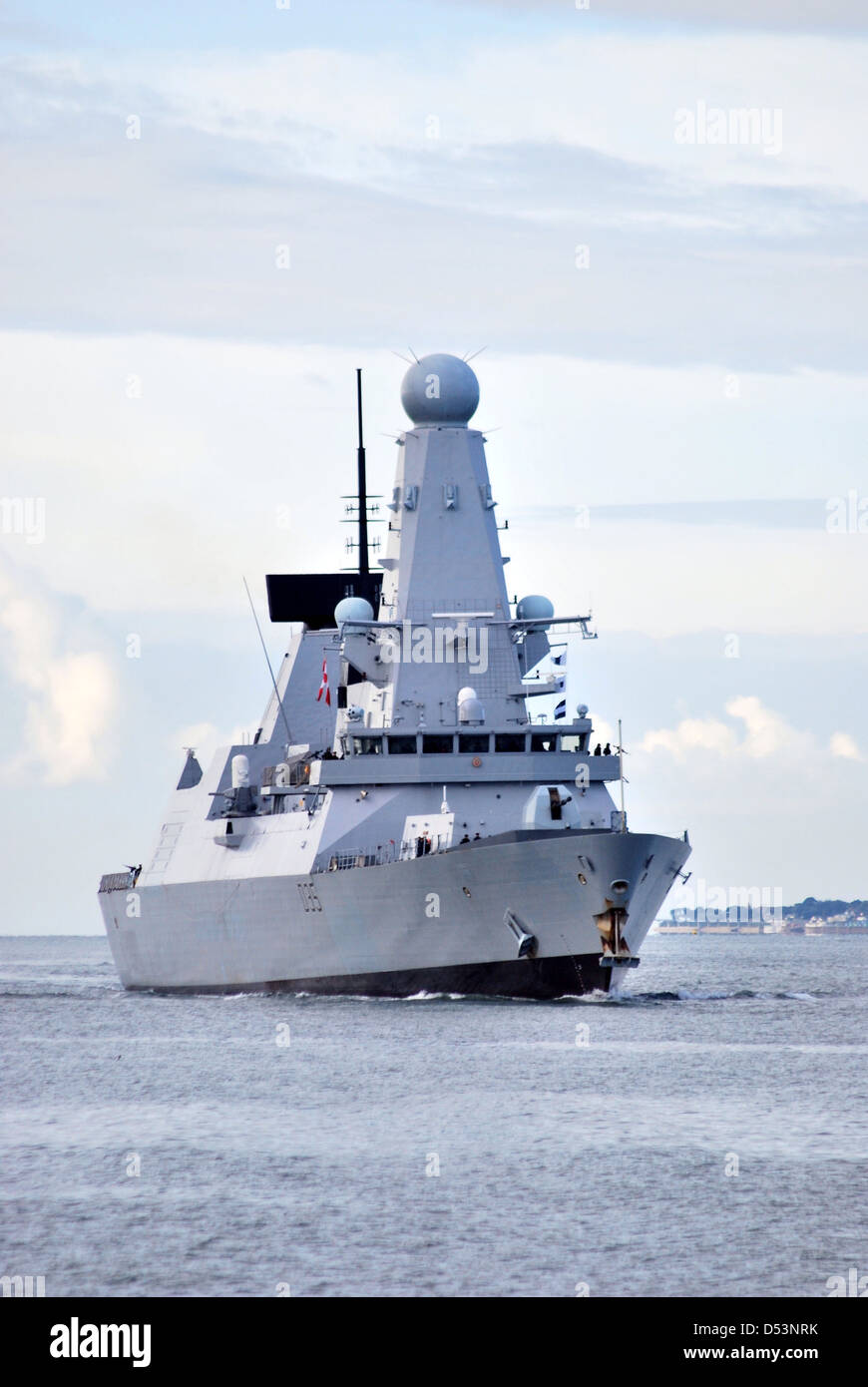 La Royal Navy Destroyer HMS Dragon arrive à Portsmouth après un exercice dans le Solent. Banque D'Images