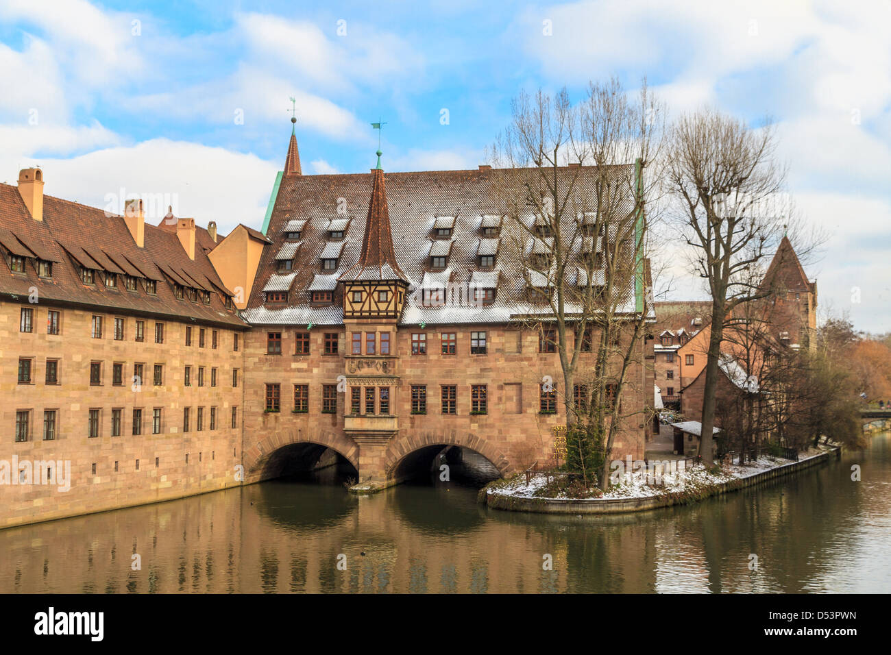 Au moment de Noël de Nuremberg, l'ancien hôpital médiéval le long de la rivière, Allemagne Banque D'Images