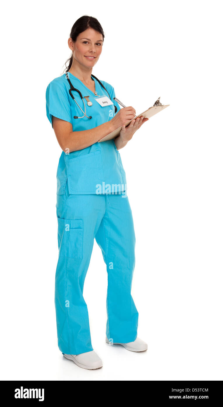 Photo de pleine longueur attractive young nurse wearing scrubs bleu sur fond blanc. Banque D'Images
