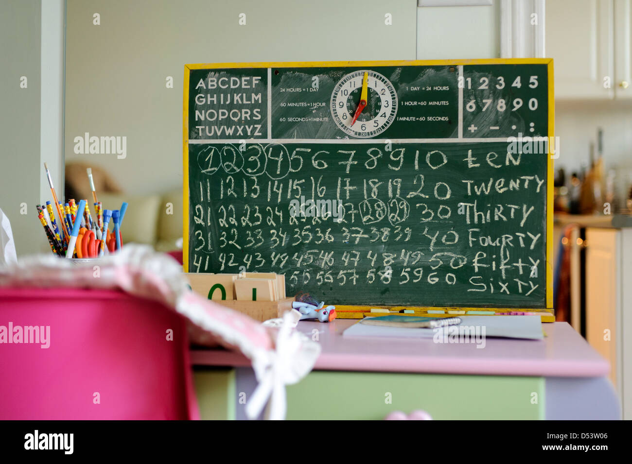 Planche à dessin vert pour l'enseignement à domicile, avec chiffres et lettres de l'alphabet. Banque D'Images