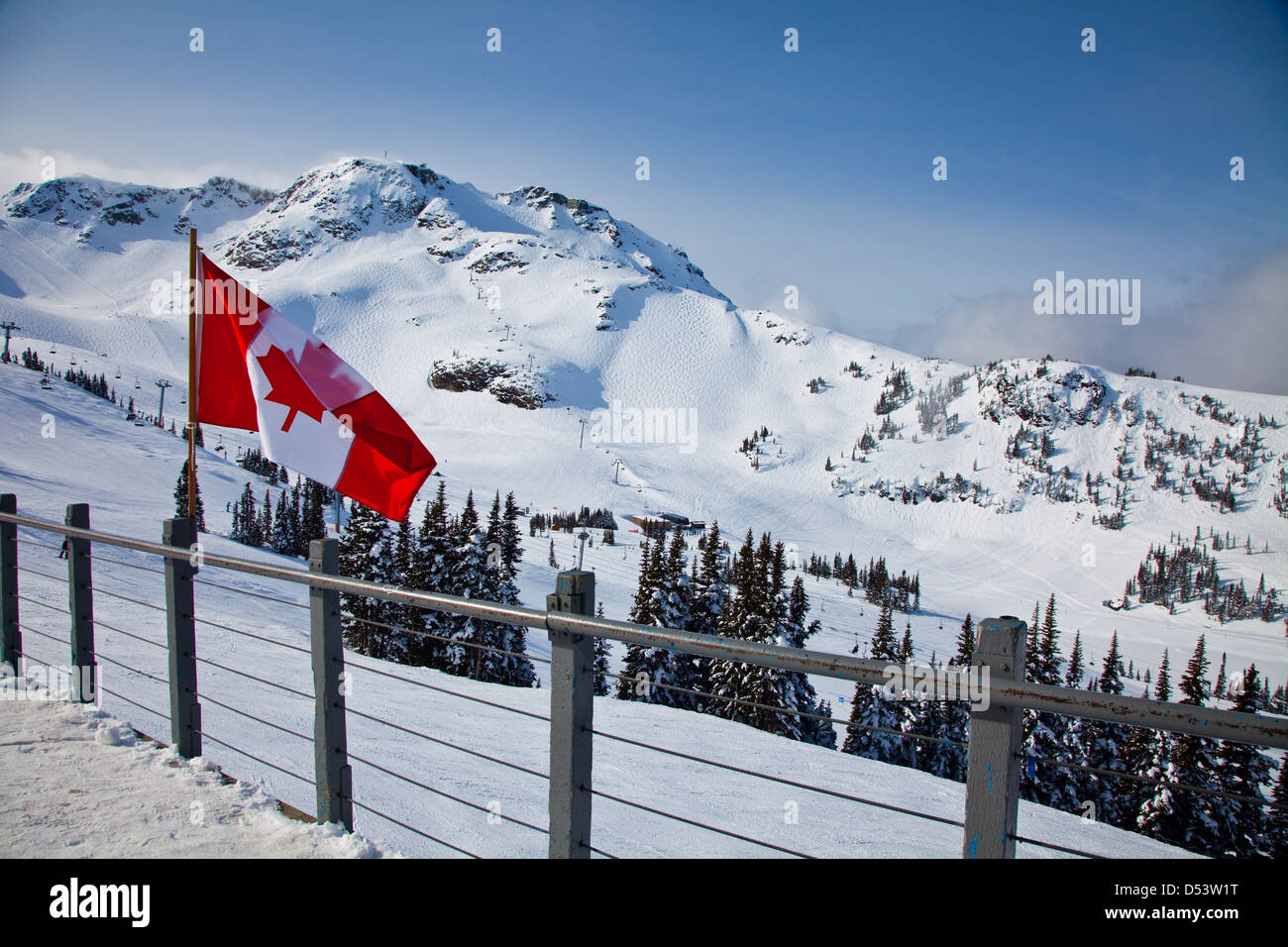 Drapeau canadien dans un contexte du mont Whistler, Colombie-Britannique, Canada Banque D'Images