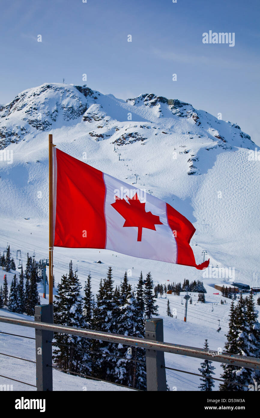 Drapeau canadien à Whistler Mountain en arrière-plan Banque D'Images