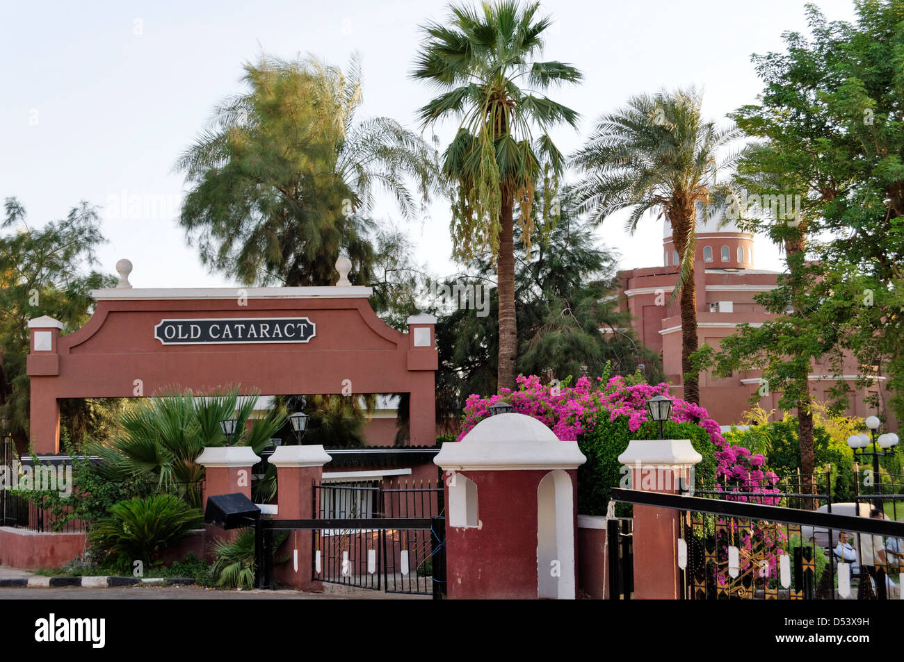 Aswan. L'Égypte. L'entrée principale de l'hôtel Old Cataract célèbre pour où Agatha Christie a écrit "Mort sur le Nil". Banque D'Images