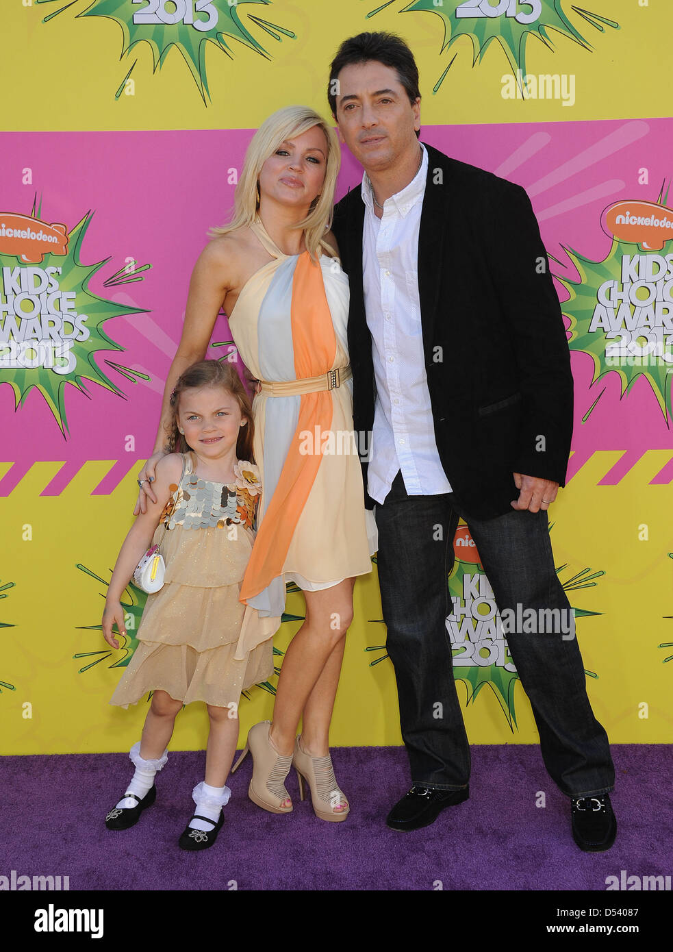 23 mars 2013 - Los Angeles, Californie, États-Unis - Scott Baio, épouse Renée Sloan et Bailey arrive pour le 2013 Kid's Choice Awards au Galen Center. (Crédit Image : © Lisa O'Connor/ZUMAPRESS.com) Banque D'Images