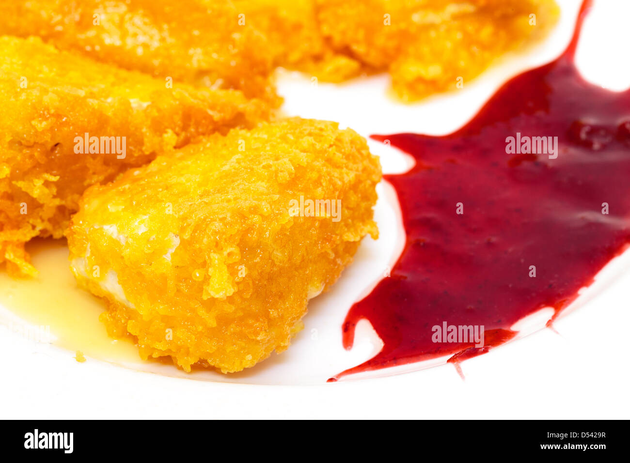 Le fromage frit avec sauce aux baies sur la plaque, gros plan Banque D'Images