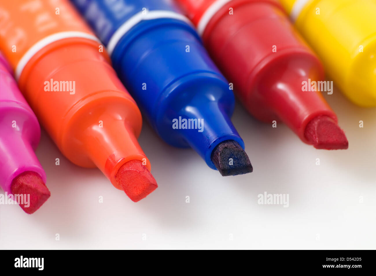 Des marqueurs de couleur sont photographiés close-up Banque D'Images