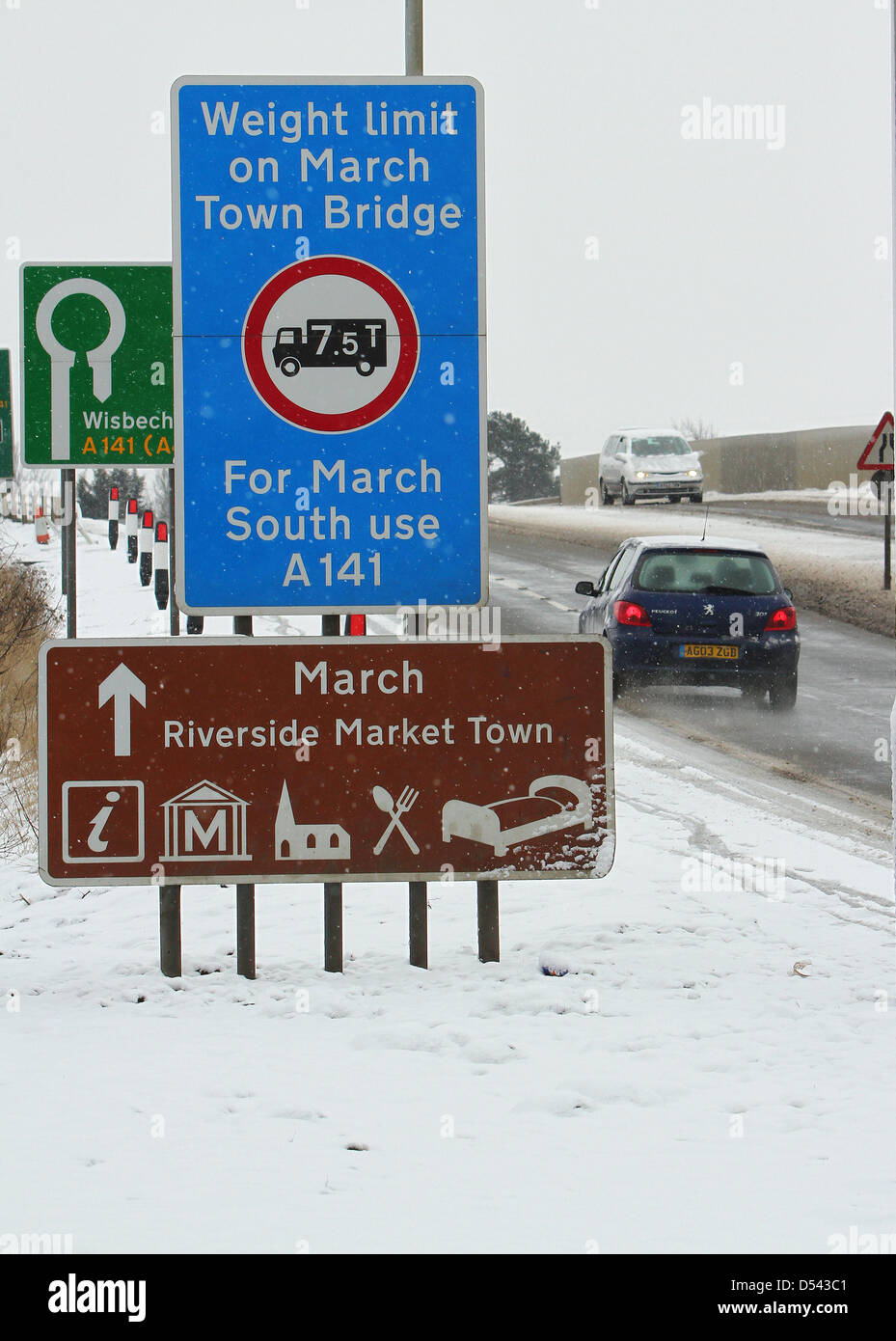 Mars, Cambridgeshire, Royaume-Uni. 24 mars 2013. Unseasonal la neige pour la fin de mars à mars, un quartier calme de la ville de marché dans les fens. Crédit : Colin Bennett/Alamy Live News Banque D'Images