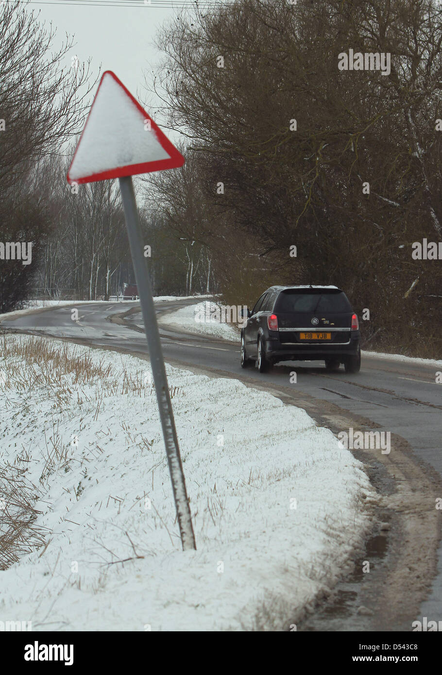Colne, España. 24 mars 2013. Les automobilistes ont à jouer deviner le signe de route aujourd'hui, à la suite de la neige et les blizzards dans Cambridgeshire. Crédit : Colin Bennett/Alamy Live News Banque D'Images