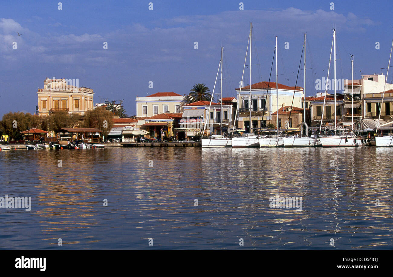 Le port de la ville d'Egine, Île d'Egine, Grèce, avec yachts bordant le quai, sur un matin d'automne en 2012 Banque D'Images
