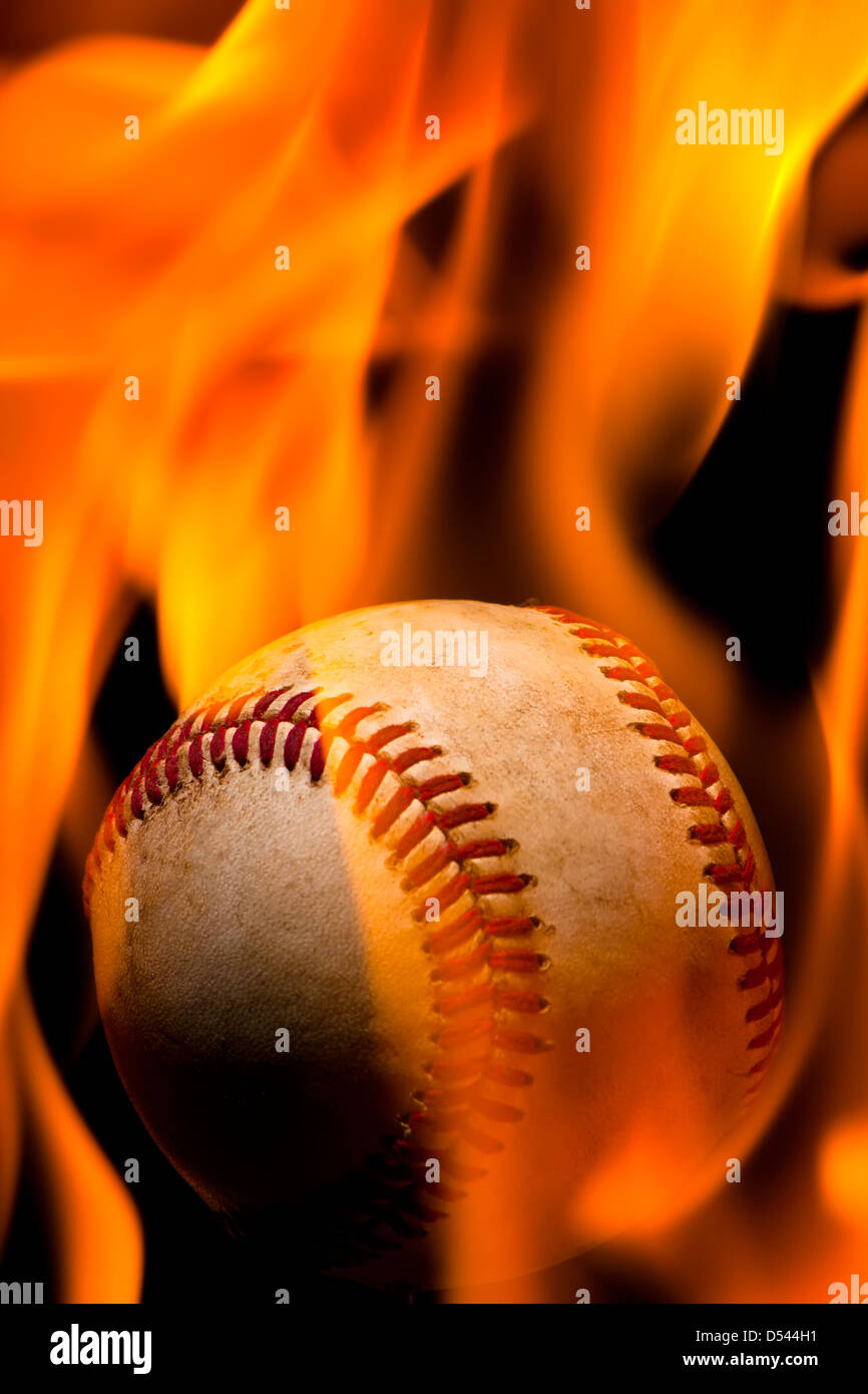 Le baseball en flammes Banque D'Images