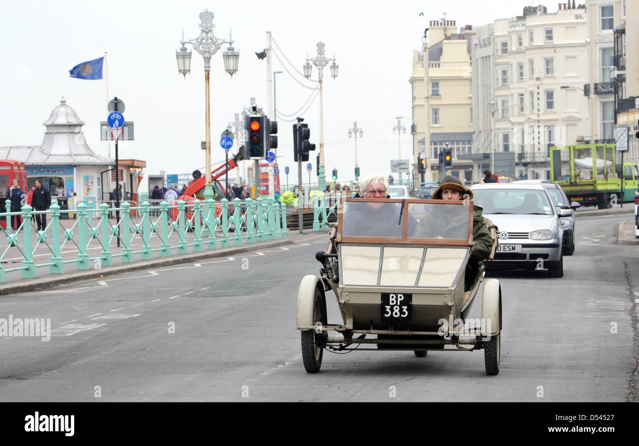 Une moto vintage à trois roues se dirige le long du front de mer de Brighton aujourd'hui malgré l'annulation de la Pioneer Run. Mars 2013 Banque D'Images