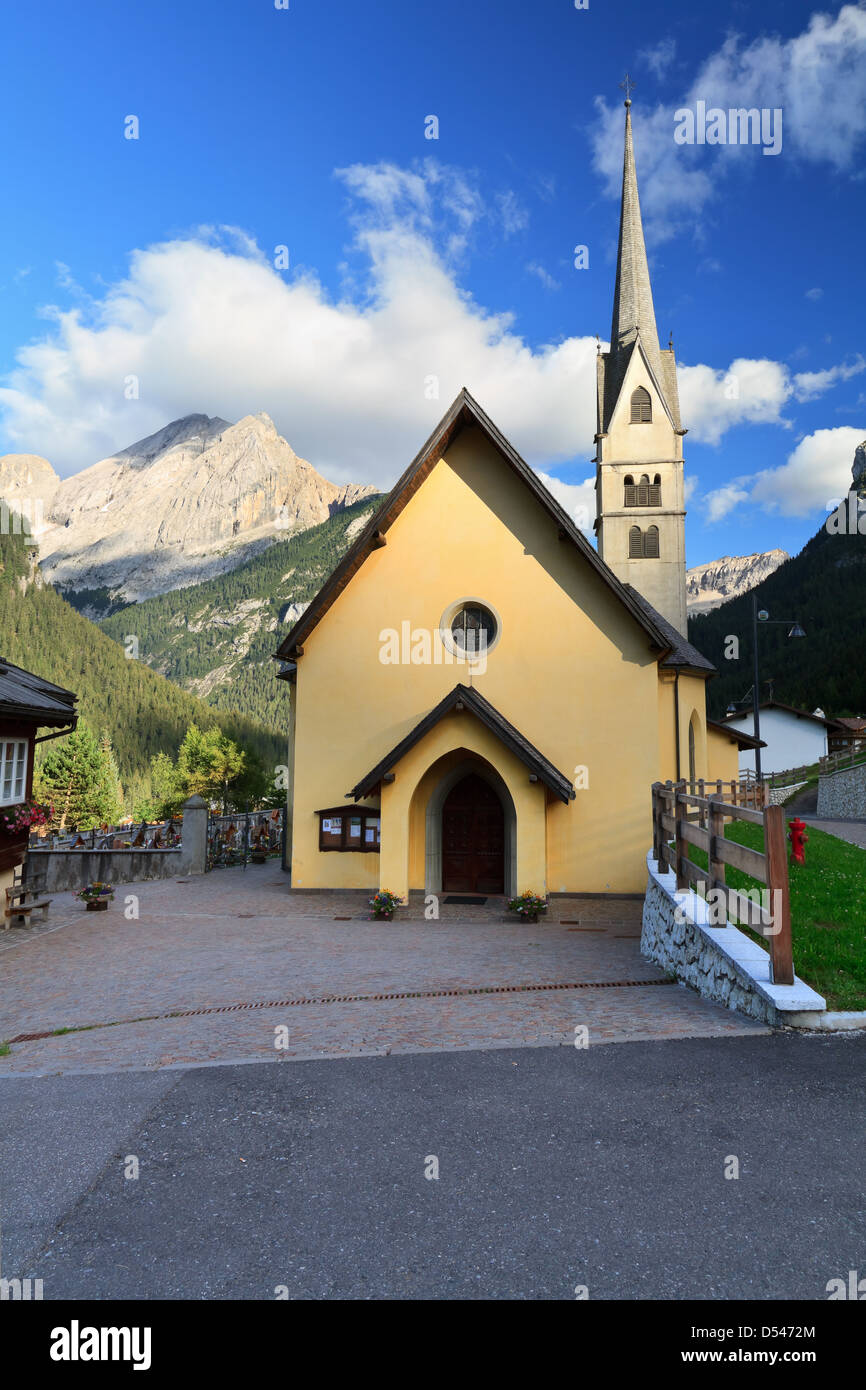 Petite église à Alba di Canazei, famuos petite ville de Val di Fassa, Trentin, Italie Banque D'Images
