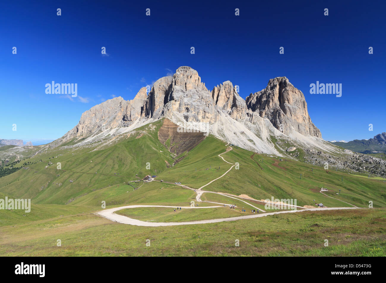 L'été sur le mont Sassolungo à partir de la vallée de Fassa, Dolomites italiennes Banque D'Images