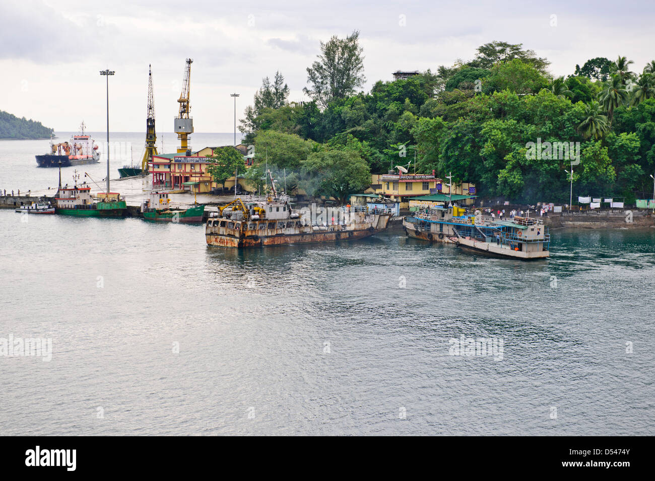 Entrée de Port Blair,port délabré de banlieue sur les transbordeurs, Port, les navires, à l'ancre, les navires de la marine indienne,Îles d'Andaman Banque D'Images