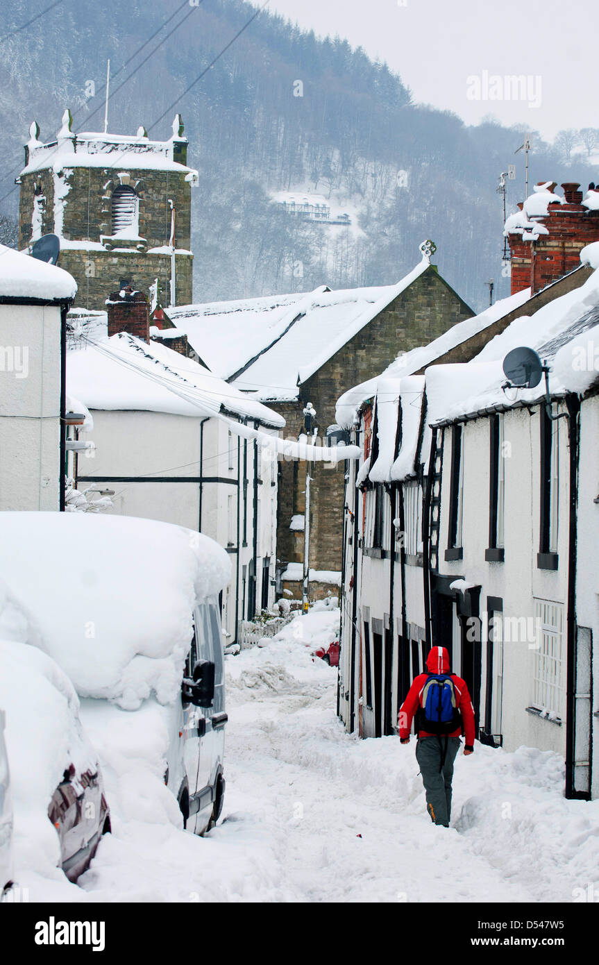 Llangollen, Wales, UK. Le 24 mars 2013. La neige est 80cms de profondeur dans des endroits à Llangollen et beaucoup de visiteurs pris au piège le vendredi soir, lorsque le poids de la neige ont rendu les routes impraticables, maintenant faire une tentative de creuser leurs voitures et rentrer chez eux. Les sections locales également essayer d'obtenir leurs véhicules libres pour travailler demain. La neige continue de tomber, mais moins fortement et les températures restent sous zéro. Crédit photo : Graham M. Lawrence/Alamy Live News. Banque D'Images