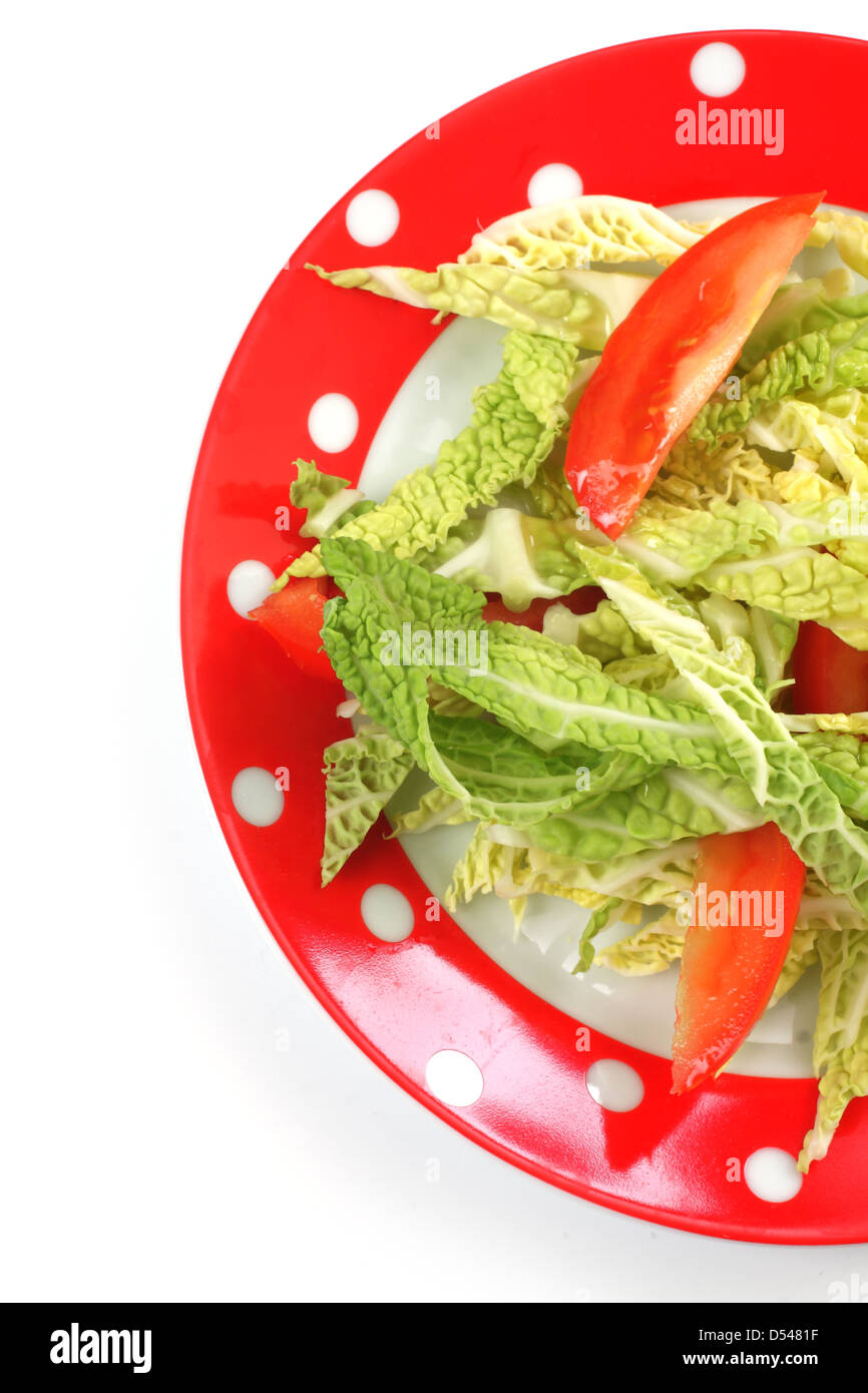 Chou de salade et les tomates dans une plaque lumineuse sur un fond blanc, isolé studio Banque D'Images