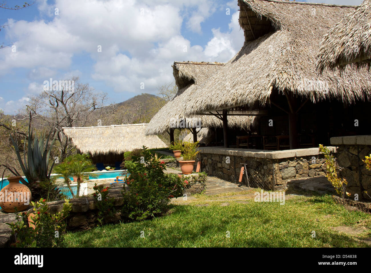 Un toit de chaume, restaurant en plein air sert les clients de l'hôtel Morgan's Rock Hacienda & Ecolodge, près de San Juan del Sur, Nicaragua. Banque D'Images