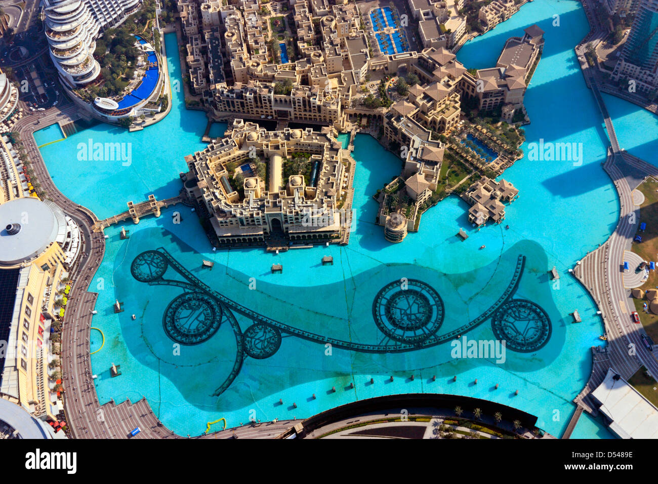 Vue depuis le Burj al Khalifa sur le Souk Al Bahar et Dubai Mall Fontaines, Dubai, Émirats Arabes Unis Banque D'Images