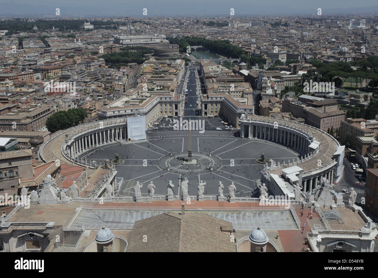 Vues à partir de la Cité du Vatican, Vatican, Italie, Rome. - Une vue à partir du haut de la Basilique St Pierre sur la Place Saint Pierre et Rome Banque D'Images