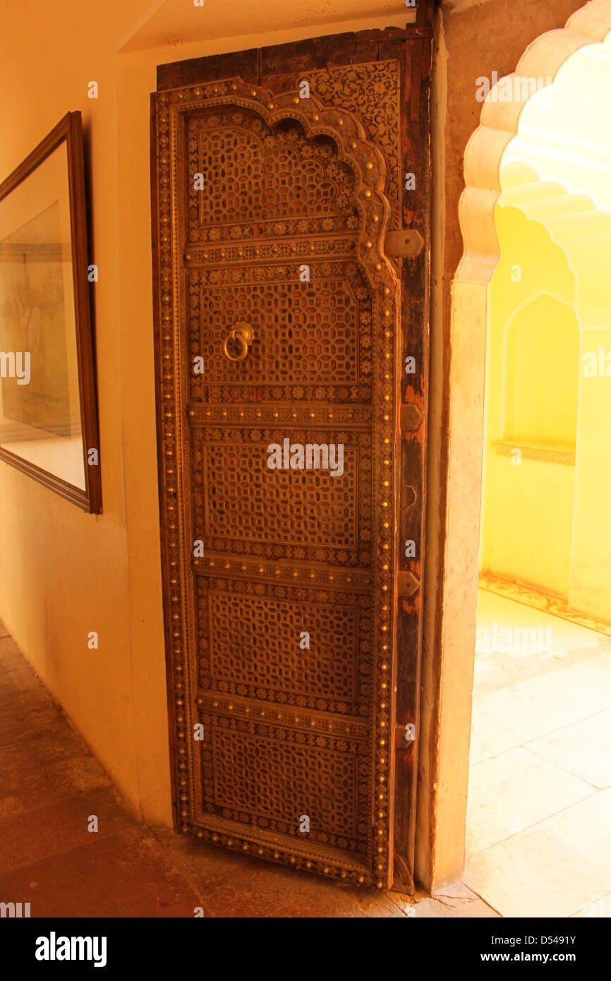 Ouvrir la porte sculptée wodden city palace ville rose le Rajasthan en Inde Banque D'Images