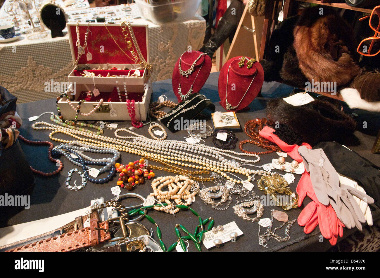 La mode vintage bijoux, colliers de perles, ceintures, gants et cache- oreilles fourrure slik sur affichage sur un stand à une foire de vêtements  vintage Photo Stock - Alamy